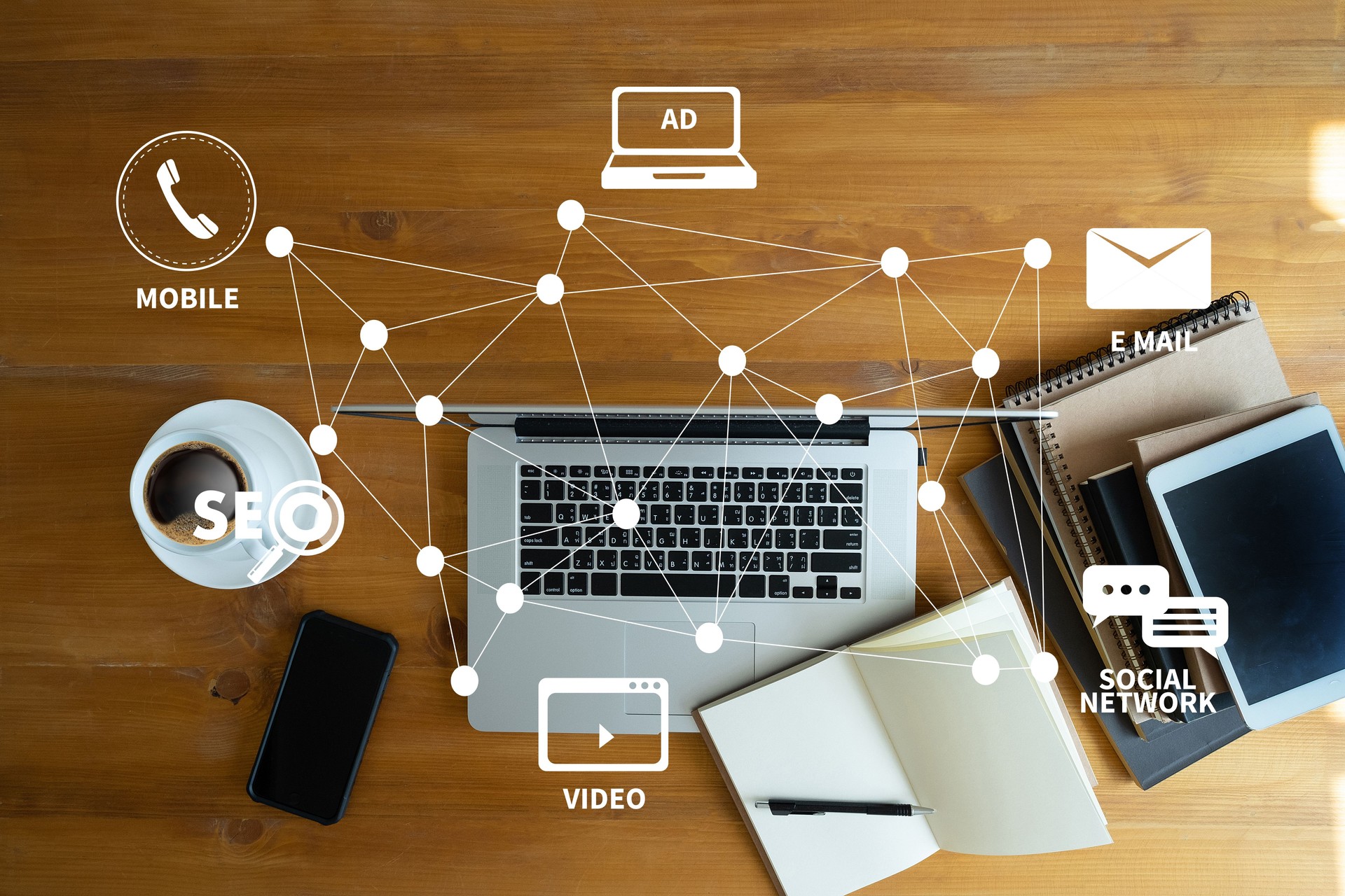 Nouvelles mains DIGITAL MARKETING projet démarrage MILLENNIALS affaires équipe à travaillent avec les rapports financiers et un ordinateur portable